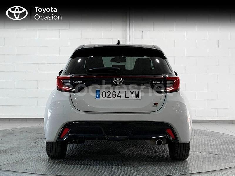 Usado Toyota Yaris Hybrid Edition 116 CV (85 kW) 2022 Gris / plata Berlina