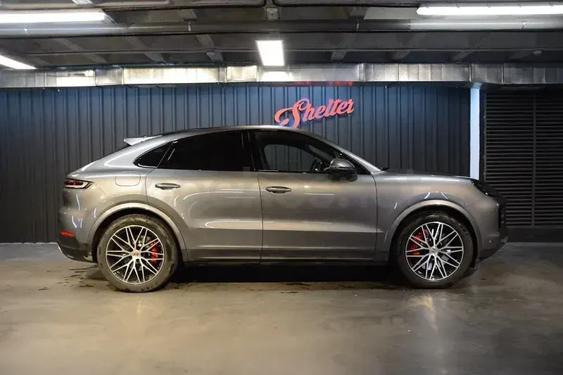 Usado Porsche Cayenne 519 CV (381 kW) 2024 Gris / plata SUV