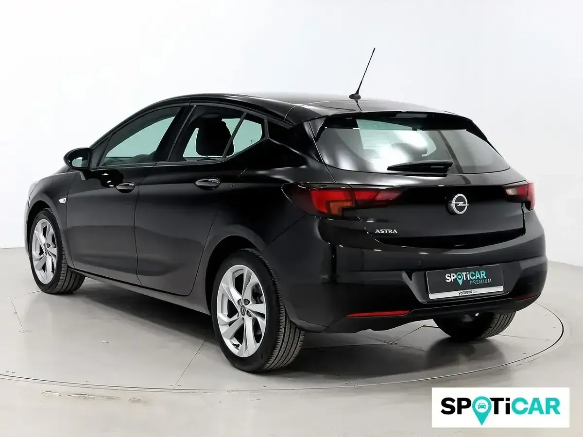 Usado Opel Astra Design & Tech 110 CV (80 kW) 2021 Negro Utilitario