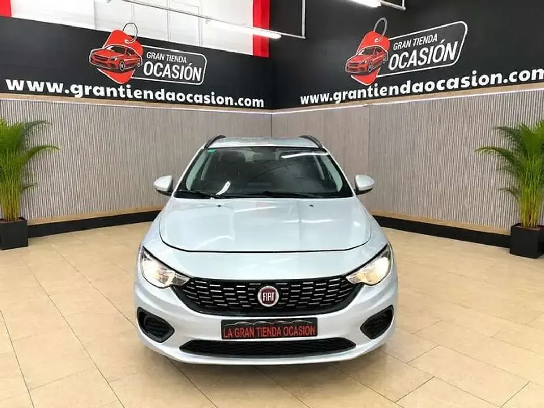 Usado Fiat Tipo Easy 95 CV (69 kW) 2019 Plateado Familiar