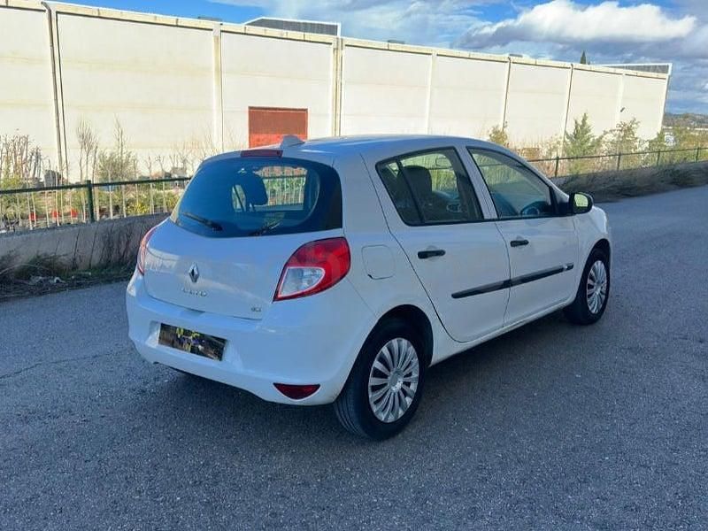 Usado Renault Clio III Collection 75 CV (55 kW) 2012 Blanco Berlina