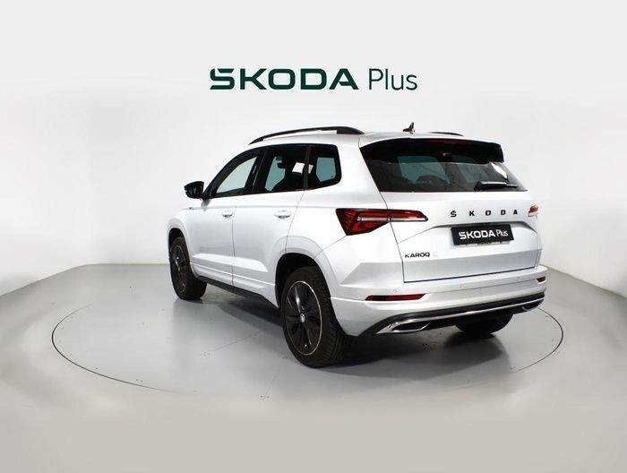 Plateado Usado 2024 Skoda Karoq SportLine SUV | 33.200 € - Imagen 1/4