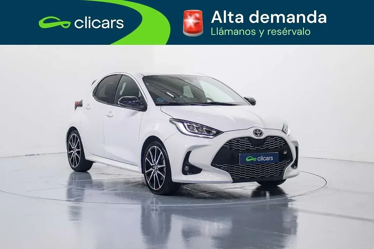 Käytetty Toyota Yaris Hybrid Sport 75 HP (55 kW) 2023 Valkoinen Sedan