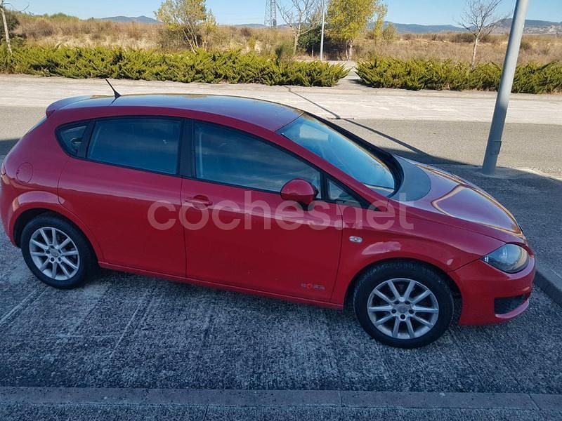 Usado Seat Leon Reference 105 CV (77 kW) 2012 Rojo Berlina