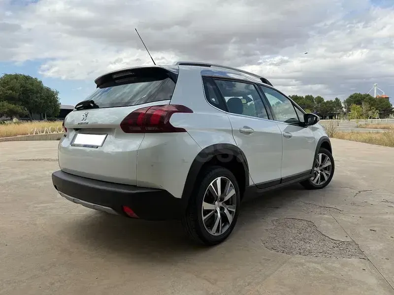 Usado Peugeot 2008 Allure 110 CV (80 kW) 2017 Blanco SUV