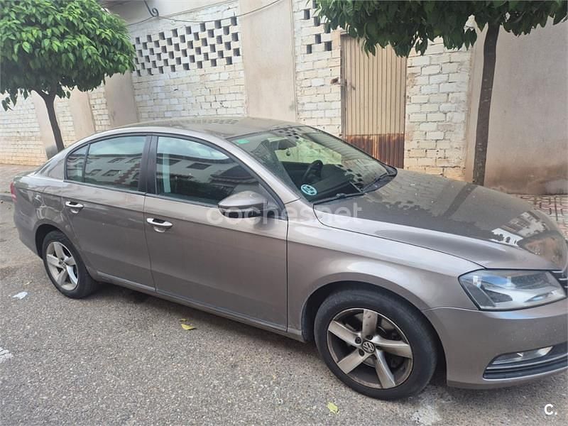 Usado VW Passat 105 CV (77 kW) 2011 Beige Berlina