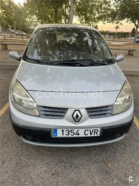 Usado Renault Grand Scénic II Dynamique 115 CV (84 kW) 2004 Gris / plata Monovolumen
