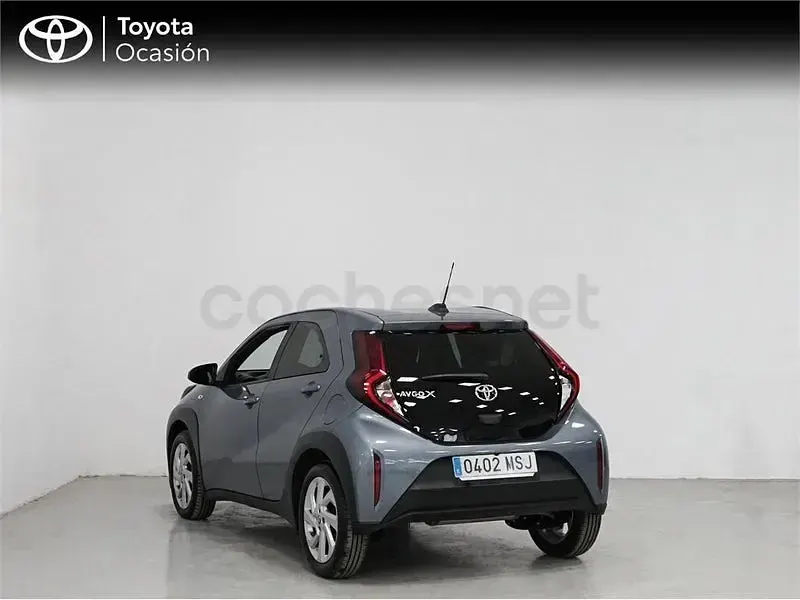 Usado Toyota Aygo X Play 72 CV (52 kW) 2024 Gris / plata SUV
