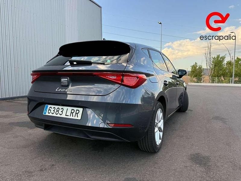 Usado Seat Leon Style 116 CV (85 kW) 2021 Negro Utilitario
