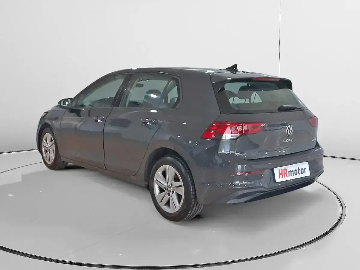 Usado VW Golf VIII Business 150 CV (110 kW) 2021 Gris / plata Berlina
