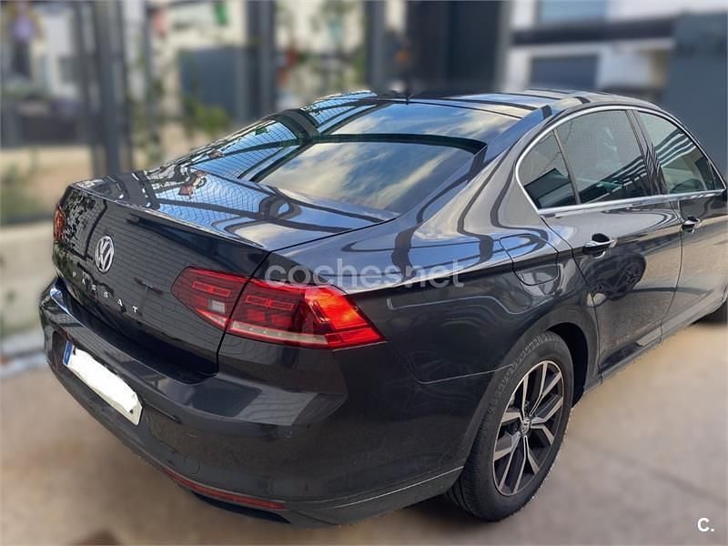 Usado VW Passat Executive 120 CV (88 kW) 2019 Gris / plata Berlina