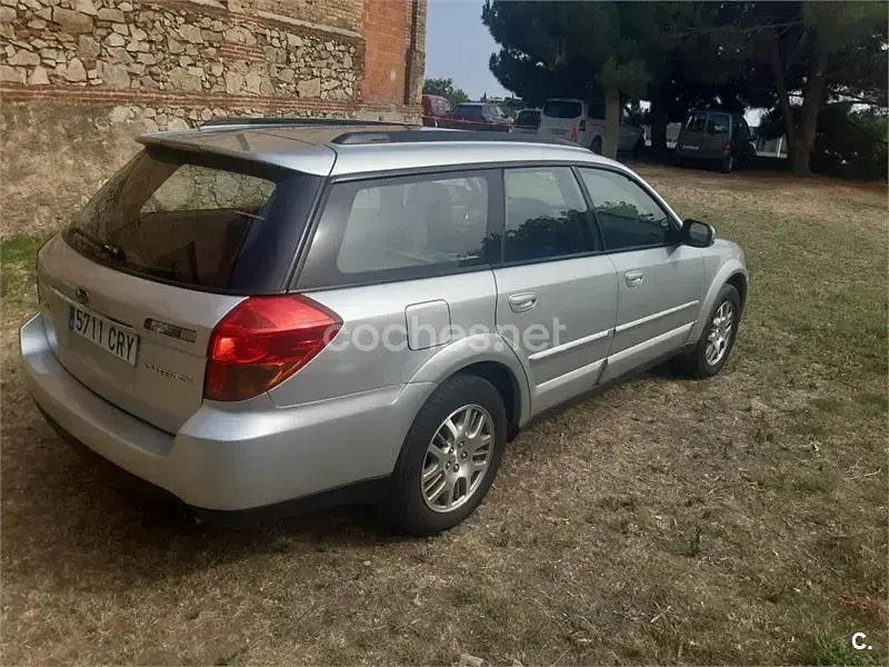 Usado Subaru Outback 165 CV (121 kW) 2004 Gris / plata Familiar