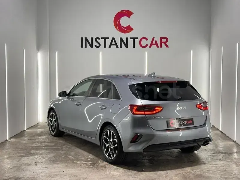 Usado Kia Ceed 120 CV (88 kW) 2023 Gris / plata Utilitario