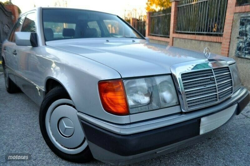 Usado Mercedes E300 Elegance 113 CV (83 kW) 1991 Plateado Berlina