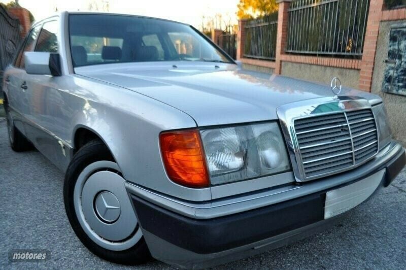 Plateado Usado 1991 Mercedes E300 Elegance Berlina | 4700 € - Imagen 1/4
