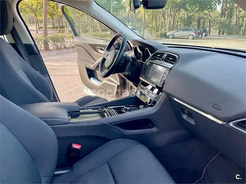 Usado Jaguar F-Pace Prestige 240 CV (176 kW) 2018 Gris / plata SUV