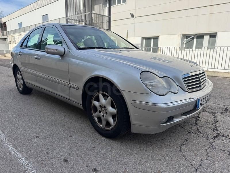 Usado Mercedes C200 Elegance 163 CV (119 kW) 2001 Gris / plata Berlina