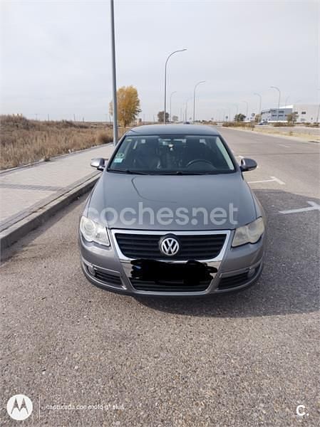 Usado VW Passat Highline 140 CV (102 kW) 2005 Gris / plata Berlina