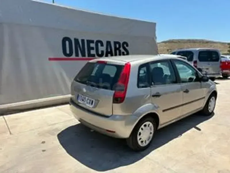 Usado Ford Fiesta Ghia 80 CV (58 kW) 2004 Beige Utilitario