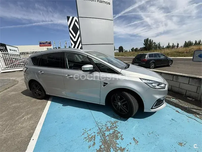 Usado Ford S-MAX Titanium 190 CV (139 kW) 2022 Gris / plata Monovolumen