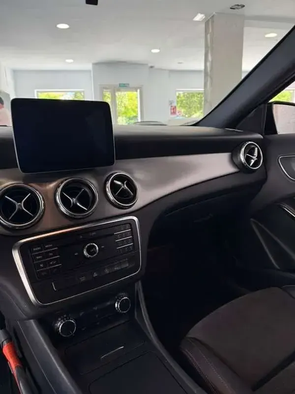 Usado Mercedes GLA180 AMG line 122 CV (89 kW) 2016 Negro SUV