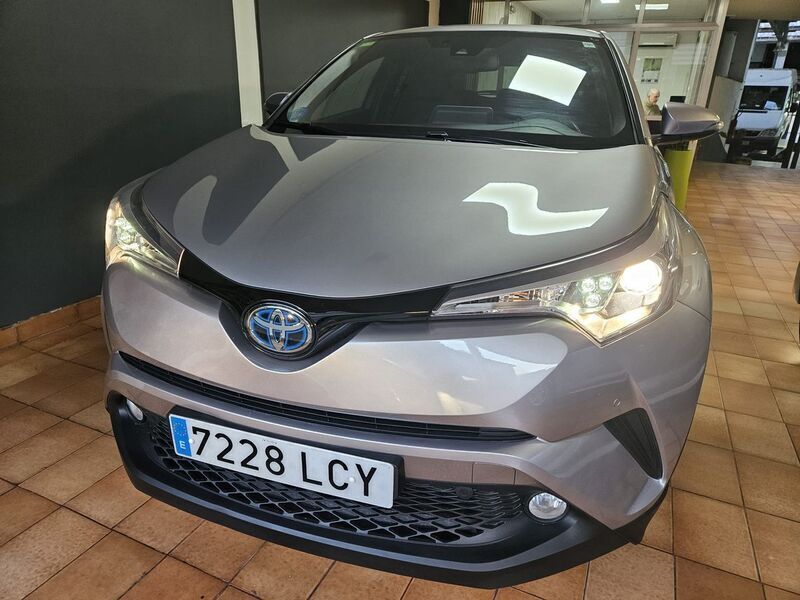 Usado Toyota C-HR 122 CV (89 kW) 2020 Gris claro SUV