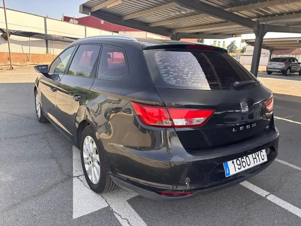 Usado Seat Leon Style 105 CV (77 kW) 2014 Negro Berlina