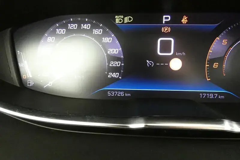 Usado Peugeot 3008 Allure 131 CV (96 kW) 2021 Gris SUV
