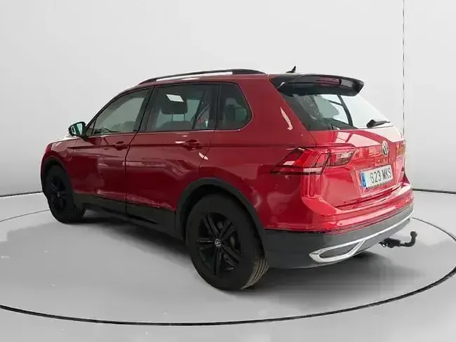 Usado VW Tiguan Sportline 150 CV (110 kW) 2023 Rojo SUV