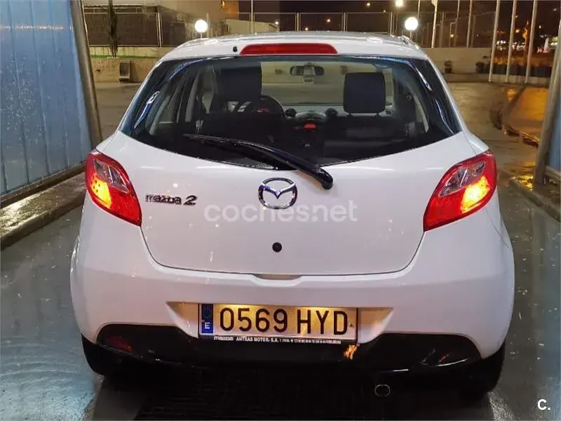 Usado Mazda 2 75 CV (55 kW) 2014 Blanco Berlina