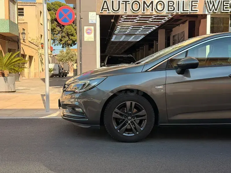 Usado Opel Astra Selective 105 CV (77 kW) 2019 Marrón Berlina