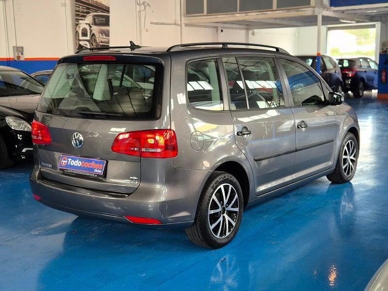 Usado VW Touran Advance 105 CV (77 kW) 2015 Gris / plata Monovolumen