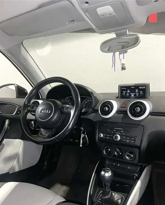 Usado Audi A1 Attraction 122 CV (89 kW) 2012 Beige Utilitario