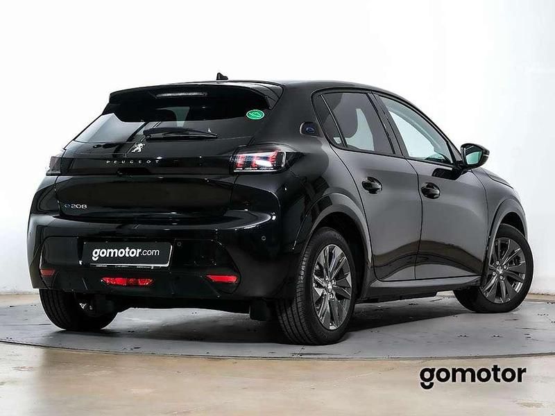 Usado Peugeot e-208 Allure 100 kW (136 CV) 2023 Negro Utilitario