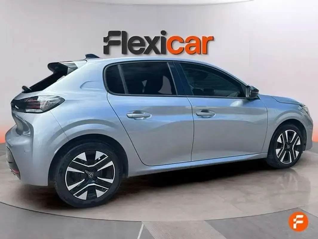 Usado Peugeot 208 Allure 101 CV (74 kW) 2025 Gris Utilitario