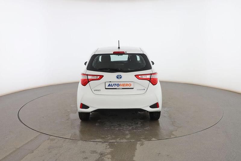 Usado Toyota Yaris Hybrid Active 101 CV (74 kW) 2017 Blanco Berlina