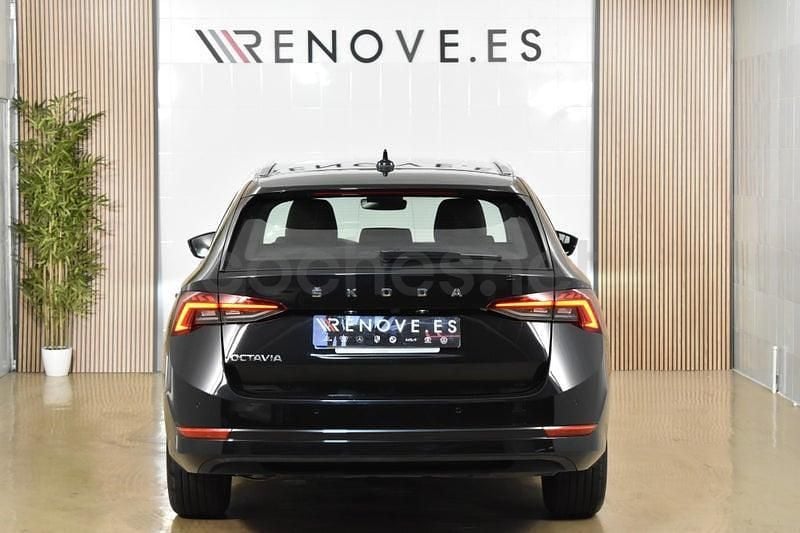 Usado Skoda Octavia Selection 150 CV (110 kW) 2023 Negro Familiar