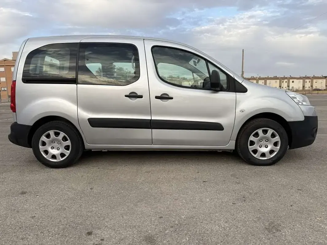 Usado Peugeot TePee Access 92 CV (67 kW) 2012 Gris Van