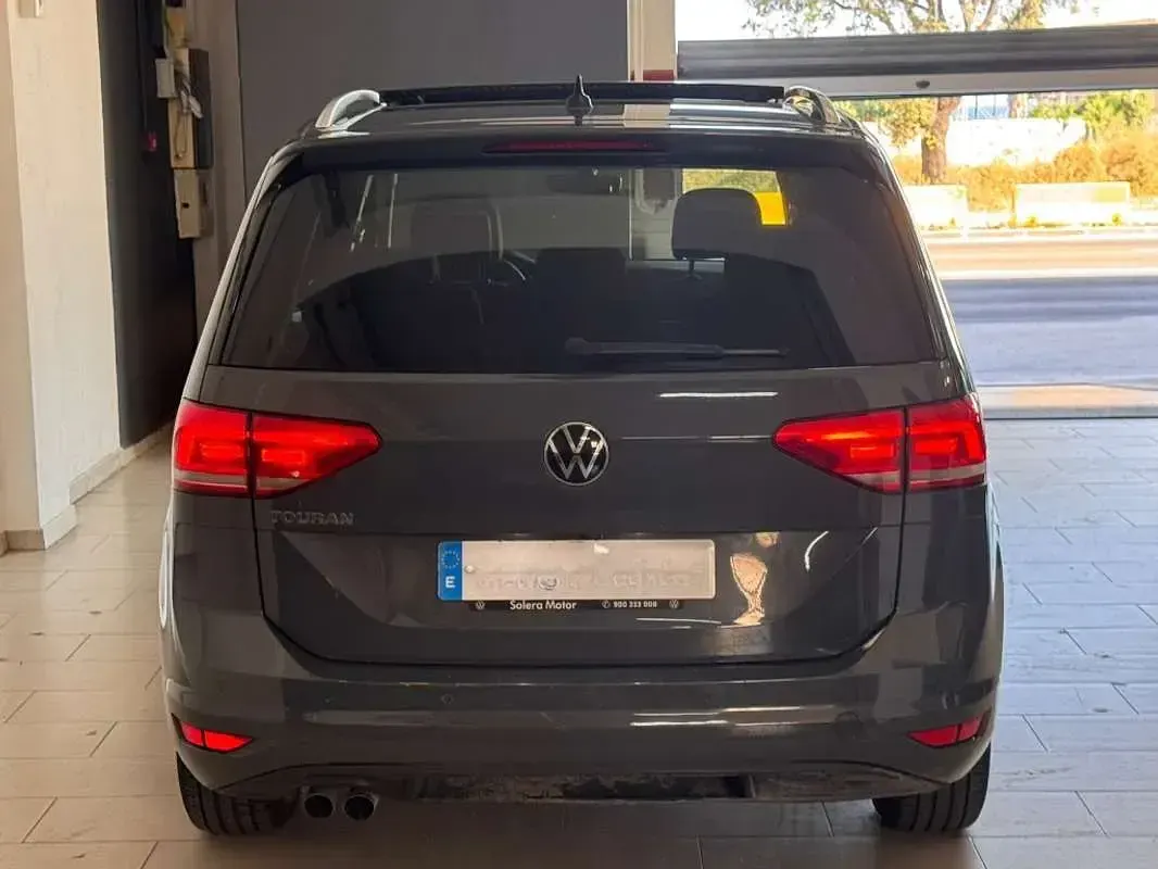 Usado VW Touran Advance 150 CV (110 kW) 2021 Gris Monovolumen