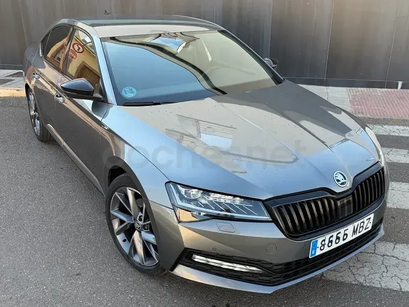 Usado Skoda Superb SportLine 150 CV (110 kW) 2022 Gris Berlina