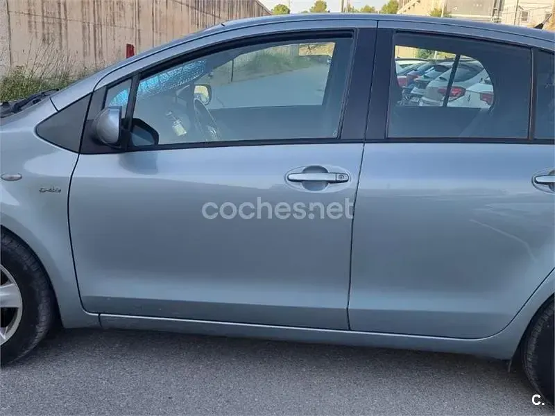 Usado Toyota Yaris Sol 90 CV (66 kW) 2007 Gris / plata Utilitario