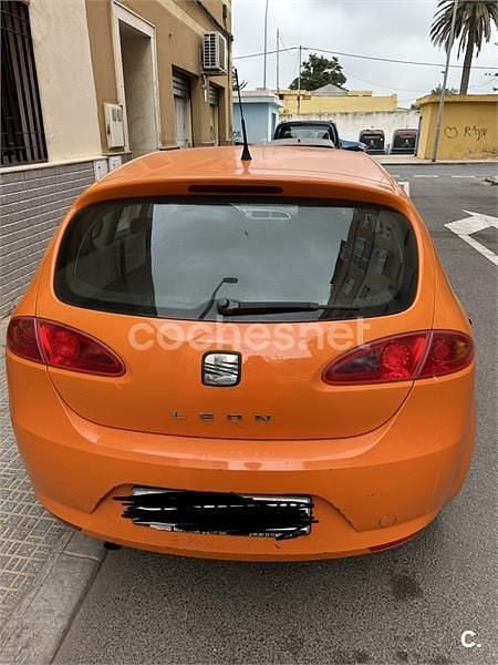Usado Seat Leon Sport 105 CV (77 kW) 2008 Naranja Utilitario