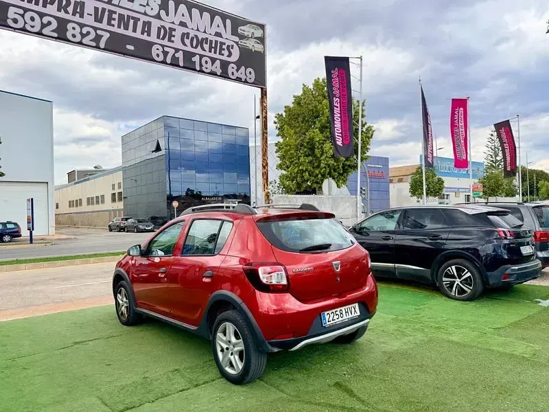 Usado Dacia Sandero Stepway 90 CV (66 kW) 2014 Granate Berlina