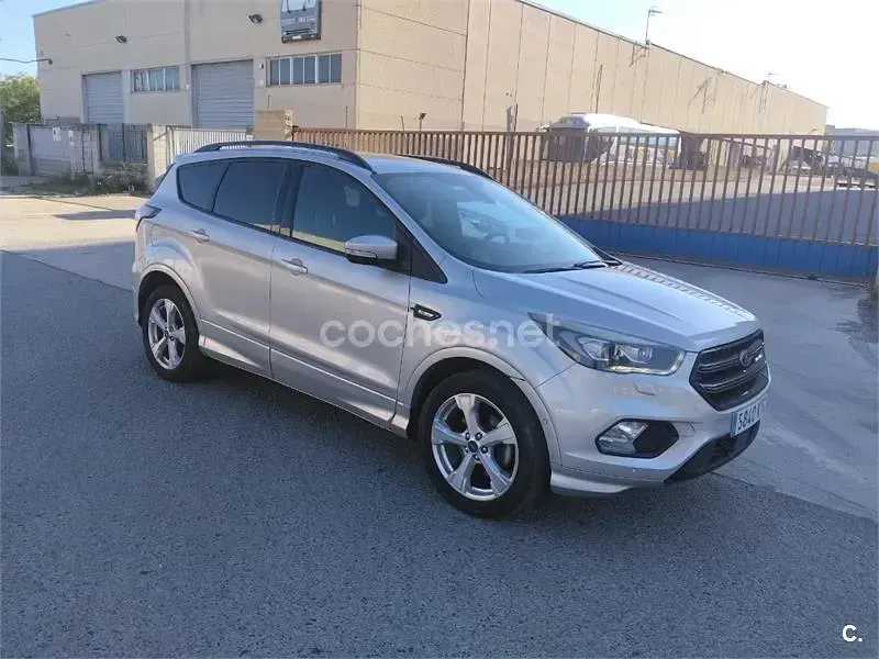 Usado Ford Kuga ST-Line 150 CV (110 kW) 2019 Gris / plata SUV