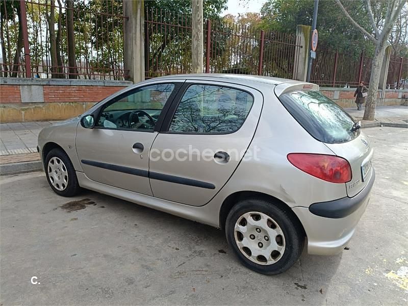 Usado Peugeot 206 70 CV (51 kW) 2005 Gris / plata Berlina