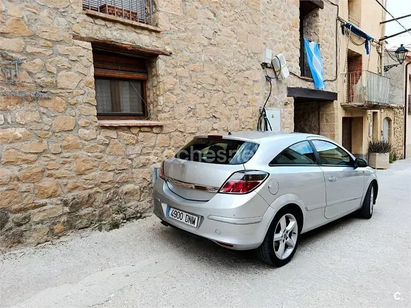 Usado Opel Astra GTC Sport 120 CV (88 kW) 2005 Gris / plata Berlina