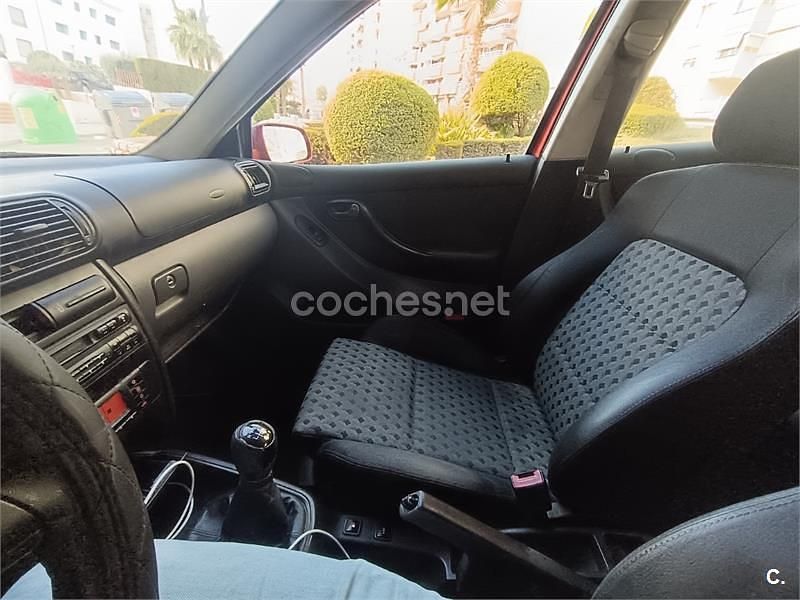 Usado Seat Leon Sport 150 CV (110 kW) 2001 Rojo Berlina