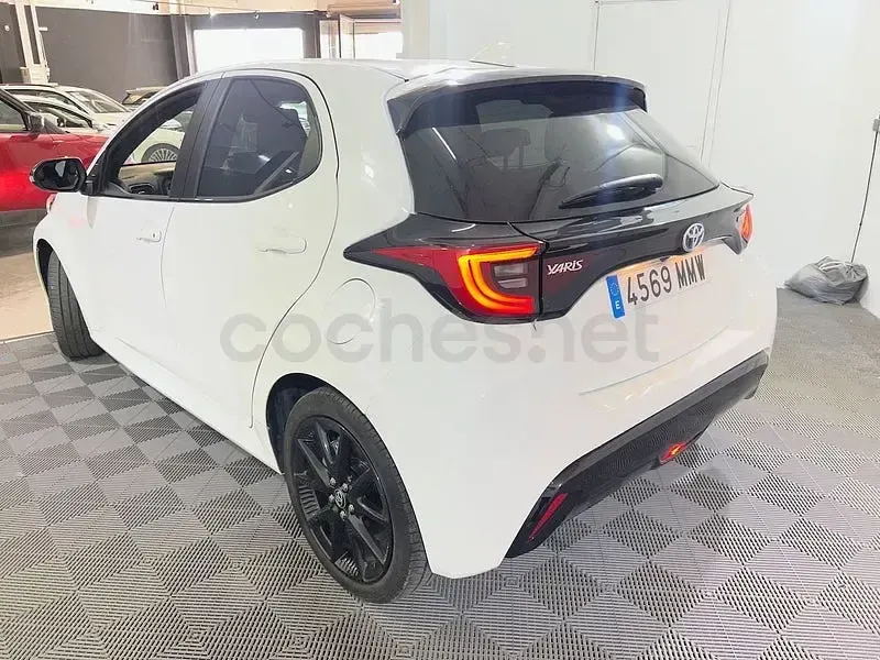 Usado Toyota Yaris Hybrid Active 116 CV (85 kW) 2024 Blanco Berlina