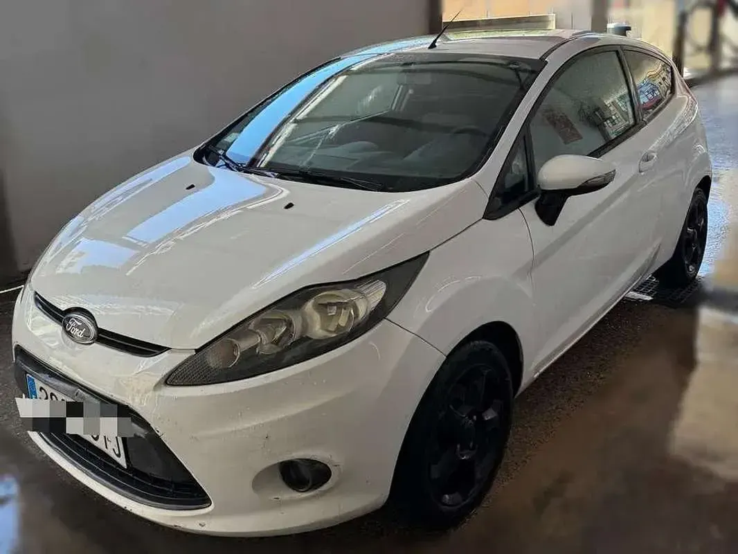 Usado Ford Fiesta Trend 82 CV (60 kW) 2010 Blanco Utilitario