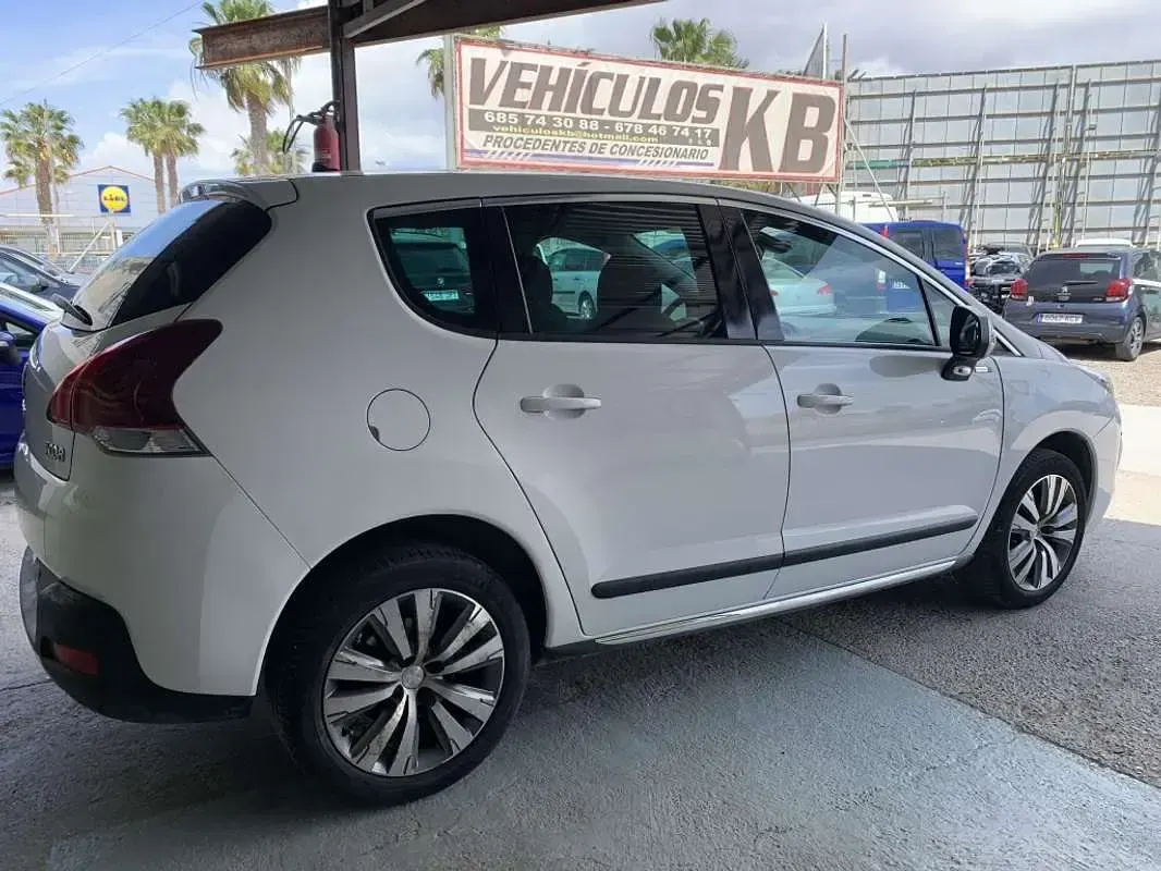 Usado Peugeot 3008 Access 131 CV (96 kW) 2015 Blanco Familiar
